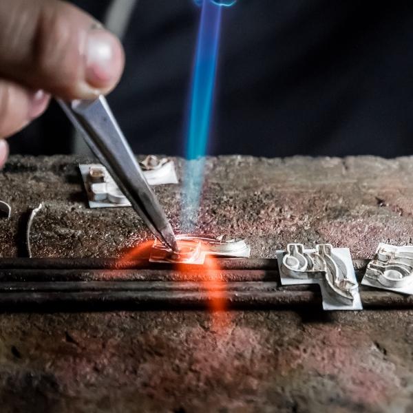 Top ausgebildete Schweizer Goldschmiede mit internationalem Ansehen und langjähriger Erfahrung nehmen sich deinem Schmuck an.