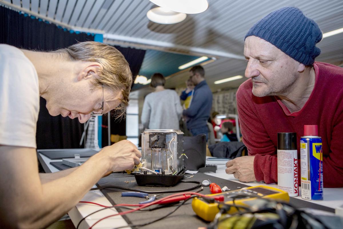 Reparatur eines Toasters im Neubad